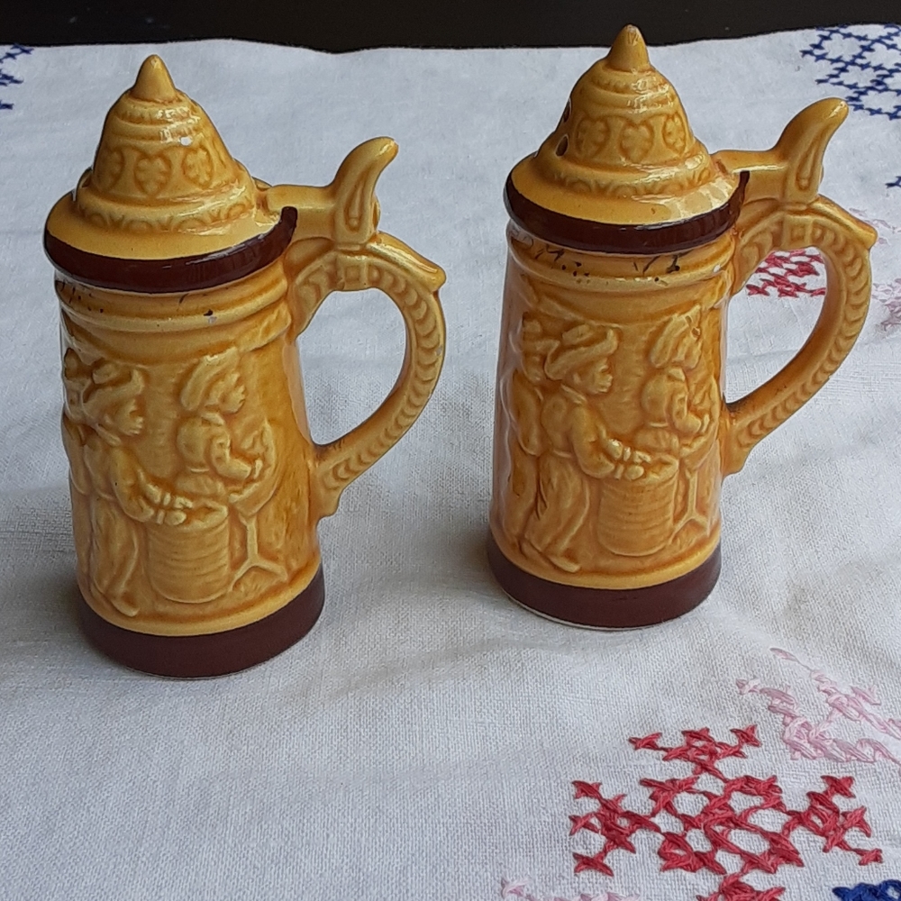Salt and pepper shaker
